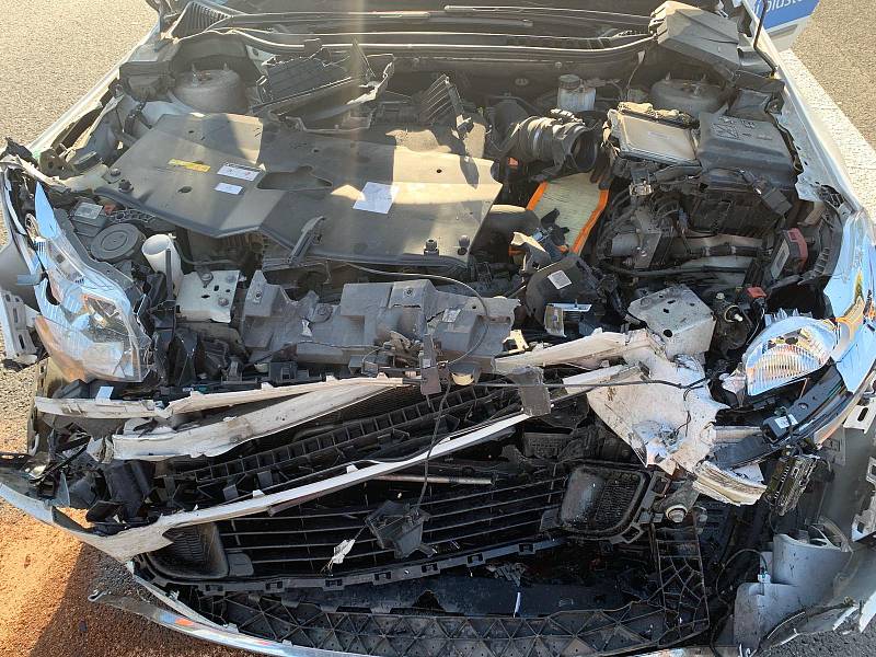 Jednotka Hasičského záchranného sboru Mělník vyjela v pondělí dopoledne k dopravní nehodě tří osobních automobilů na dálnici D8.