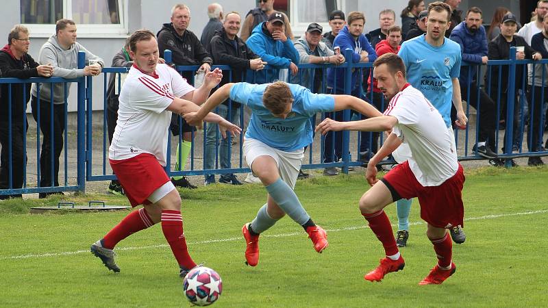 Fotbalisté FK Kralupy 1901 (modré dresy) pokračovali v jarní krasojízdě také v derby s Libčicemi, velkého soupeře doma porazili 5:2.