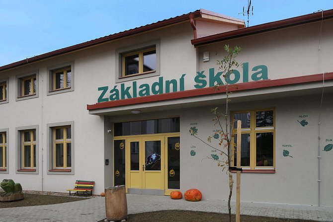 Základní škola v Malém Újezdě.