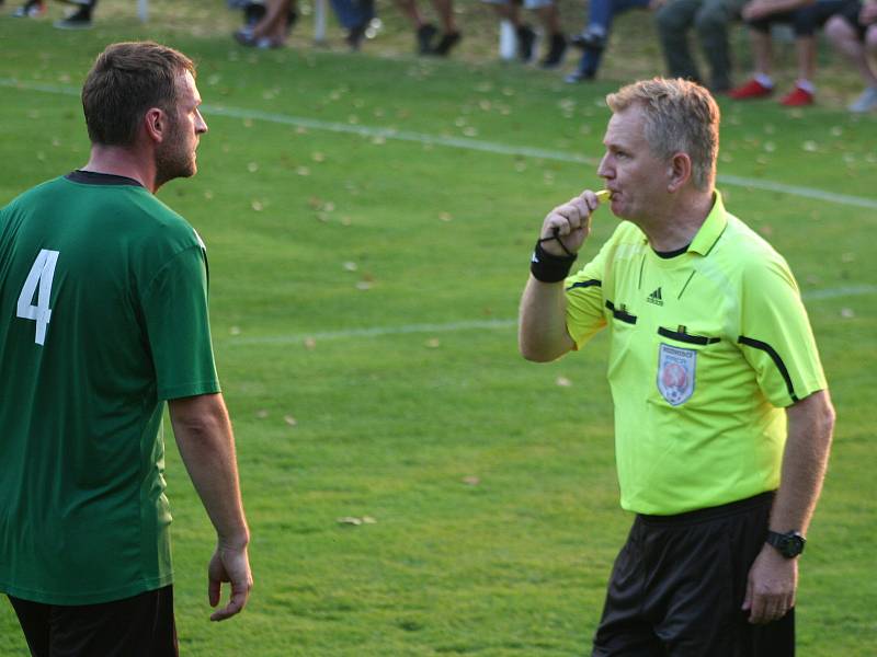 Fotbalisté Čečelic (v zeleném) prohráli s Tišicemi ve čtvrtém kole okresního přeboru 3:4 po penaltách. Pro domácí šlo o první bodovou ztrátu v ročníku.