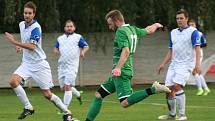 Fotbalisté Sokola Tišice (v zeleném) v 7. kole okresního přeboru ztratili nadějně rozehraný zápas se Slovanem Horní Beřkovice, hosté nakonec vyhráli 5:2.