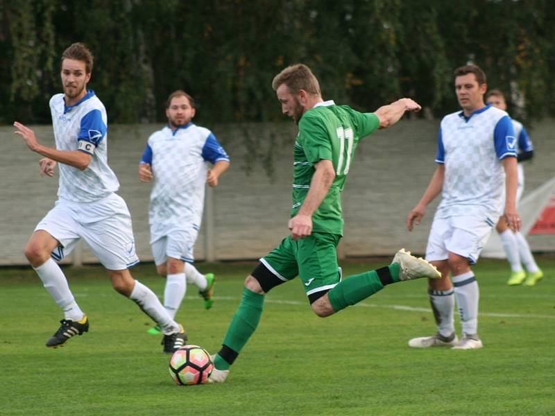 Fotbalisté Sokola Tišice (v zeleném) v 7. kole okresního přeboru ztratili nadějně rozehraný zápas se Slovanem Horní Beřkovice, hosté nakonec vyhráli 5:2.