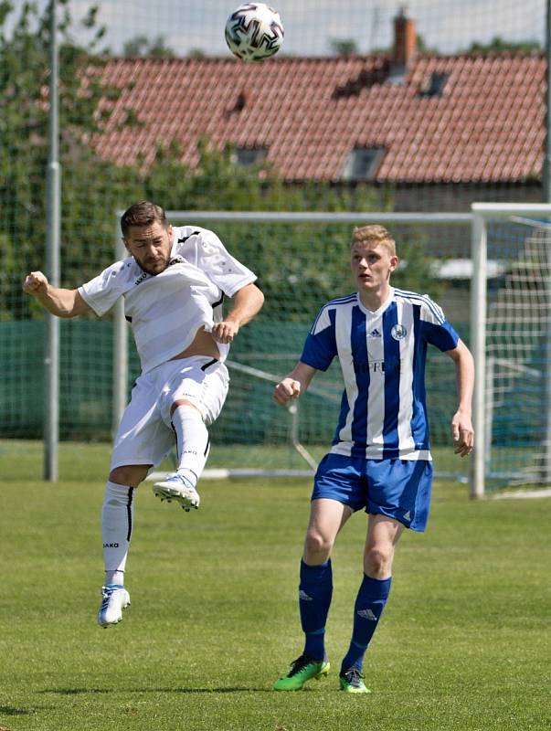 Divize C, 26. kolo: Sokol Libiš (modro-bílé dresy) - SK Vysoké Mýto (1:2)