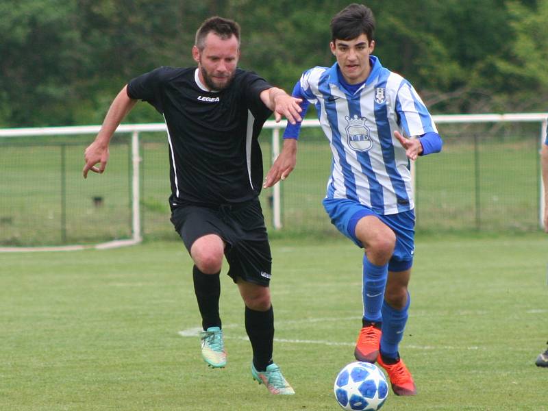 Fotbalisté FC Mělník (v černém) porazili v duelu prvního s druhým béčko Dobrovice 3:0 a vládnou skupině s desetibodovým náskokem.