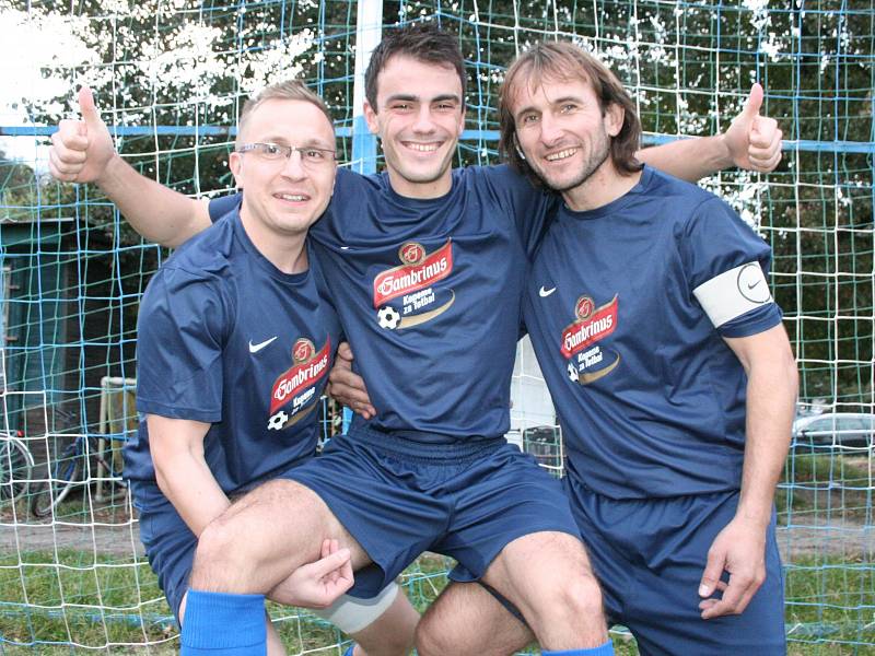 Daniel Krulich (uprostřed) pomohl k postupu Záryb dvacítkou gólů.