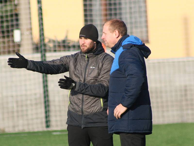 Fotbalisté Čáslavi (černé dresy) a Benátek nad Jizerou se v úvodním zápase premiérového ročníku zimního turnaje v Brandýse nad Labem rozešli smírně po výsledku 2:2.