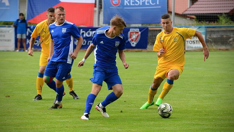 Výběr Středočeského krajského fotbalového svazu (v modrém) podlehl ve finále národní kvalifikace UEFA Regions' Cupu reprezentaci Zlínského kraje 0:1 po pokutových kopech.