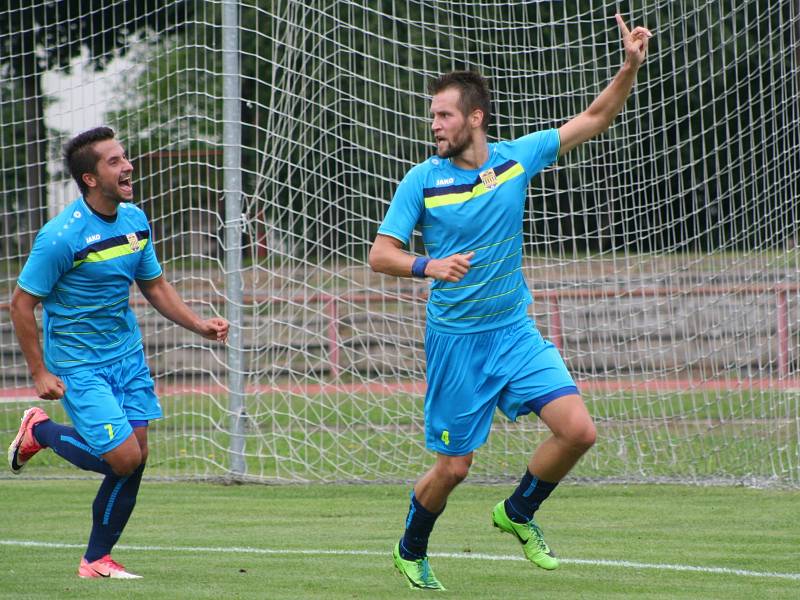 Fotbalisté Neratovic (v modrém) porazili ve druhém kole Fortuna divize B SK Kladno 2:1.