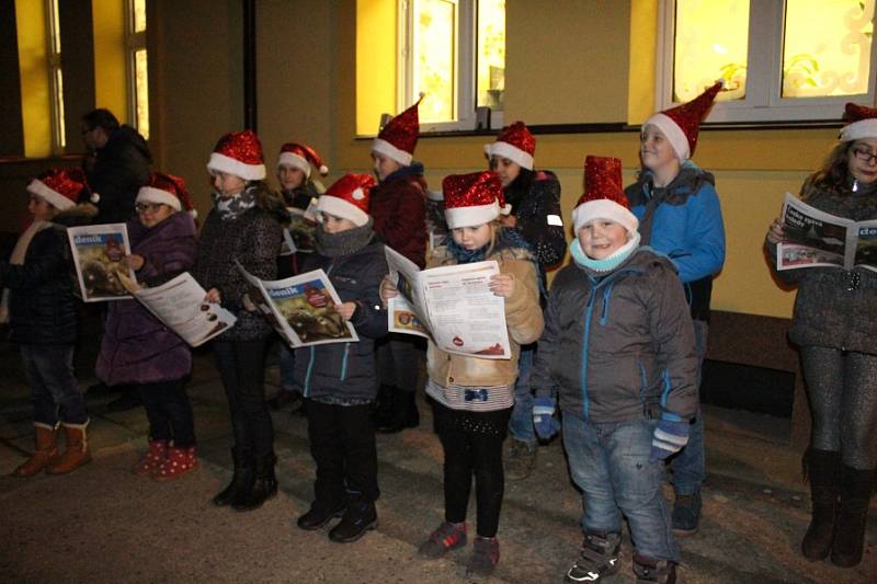 Zpívalo se i na Mělnicku, například před základní školou v Lužci nad Vltavou u rozsvíceného vánočního stromečku. 