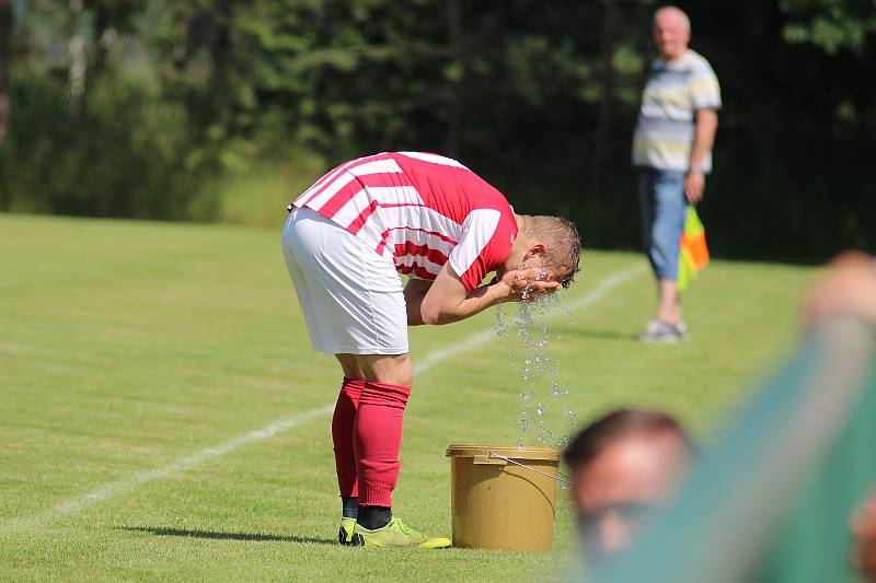 Fotbalisté Zálezlic oslavili po závěrečném utkání s Lobkovicemi (3:2) historický postup do okresního přeboru.