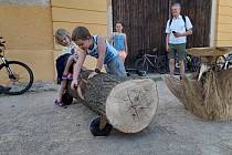 Z řezbářského sympozia na hospodářském dvoře zámku ve Veltrusech: největší zábavou pro děti se stala lavička.
