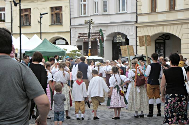 Mělník ožil letos již po jedenadvacáté folklórním festivalem Mělnický Vrkoč, který každý rok nabízí pestrou škálu lidových tradic z různých koutů republiky.