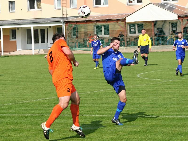 Nelahozeves v derby porazila Vojkovice, tři body Dynamu vystřelil Kobera.