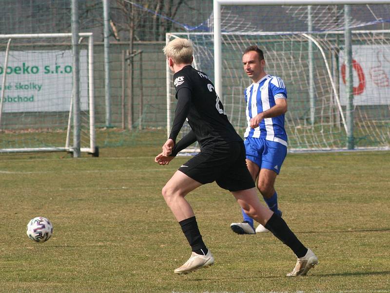 Fotbalisté Sokola Libiš (modrobílá kombinace) prohráli ve druhém jarním kole divize C doma s FK Čáslav 0:2.