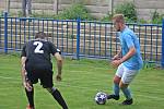 Fotbalisté Kralup (v modrém) porazili na domácím hřišti v rámci pátého kola I. B třídy Kosmonosy B 1:0. Jedinou branku vstřelil po změně stran Matěj Řenč z pokutového kopu.