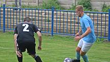 Fotbalisté Kralup (v modrém) porazili na domácím hřišti v rámci pátého kola I. B třídy Kosmonosy B 1:0. Jedinou branku vstřelil po změně stran Matěj Řenč z pokutového kopu.