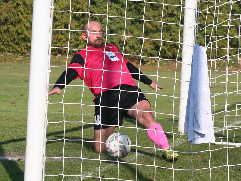 Fotbalisté TJ Byšice (ve žlutomodré kombinaci) měli v utkání krajského poháru favorizované soupeře z FK Dobrovice na lopatě, o dvoubrankové vedení ale nakonec přišli a v rozstřelu postoupili hosté z Boleslavska.