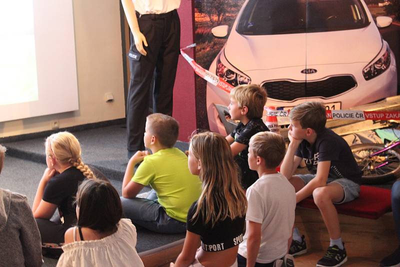 Žáci čtvrtých tříd navštěvují od minulého týdne první  sociálně preventivní projekt v KD Vltava.