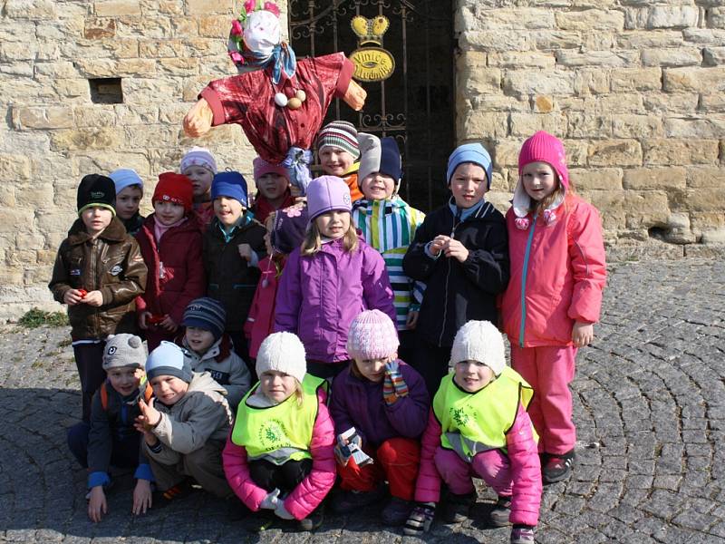 Předkoškoláci z mělnické MŠ Motýlek vynášeli Moranu a vítali jaro.