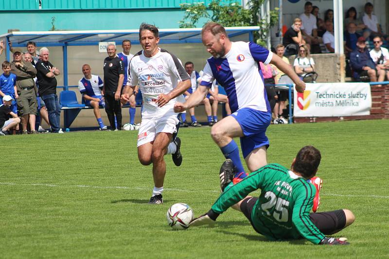 Stará garda FK Pšovka Mělník nastoupila proti týmu Real Top Praha. Hosté vyhráli charitativní utkání 9:2.