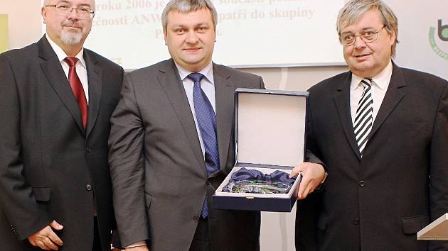 Generální ředitel Spolany Karel Pavlíček (uprostřed) převzal ocenění z rukou náměstka ministryně práce a sociálních věcí Jana Marka (vlevo) a generálního inspektora Státního úřadu inspekce práce Rudolfa Hahna (vpravo).