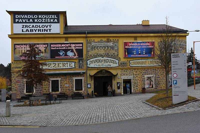 Obec Líbeznice na Praze-východ – Mírové náměstí.  Na snímku Divadlo kouzel Pavla Kožíška.