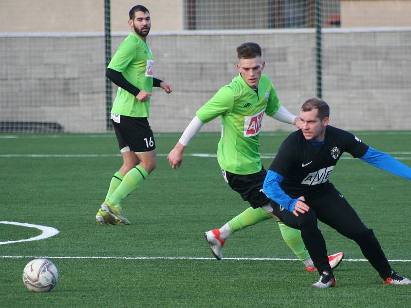 Fotbalisté Čáslavi (černé dresy) a Benátek nad Jizerou se v úvodním zápase premiérového ročníku zimního turnaje v Brandýse nad Labem rozešli smírně po výsledku 2:2.