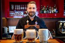 Hladinka, šnyt nebo mlíko? Kvůli zavřeným hospodám teď Čechům chybí správně načepované pivo do skla.
