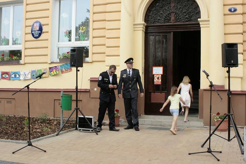 Před místní základní školou se v pátek odpoledne 8. června sešly desítky dětí a dospělých z celého Cítova.