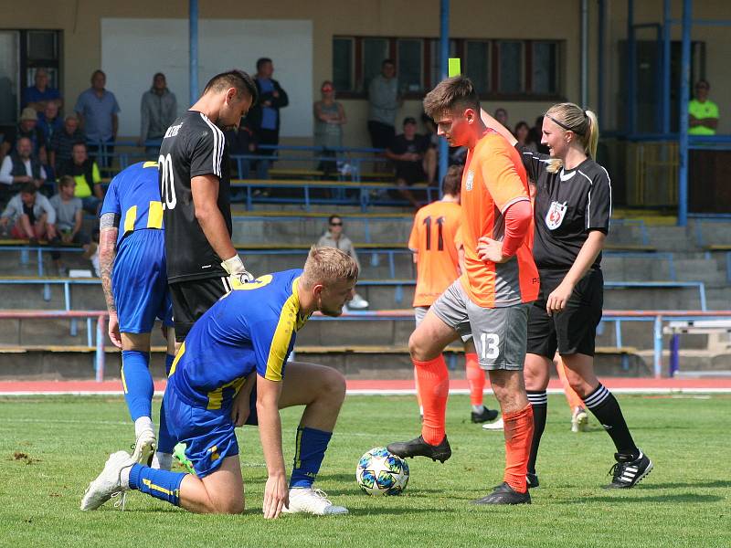 Fotbalisté Neratovic (v modrožlutém) porazili v domácím utkání divize B Tatran Rakovník 2:0.