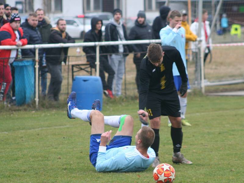 I. A třída, 2. kolo (15. hrané): FC Mělník (v černém) - Pšovka Mělník 0:3