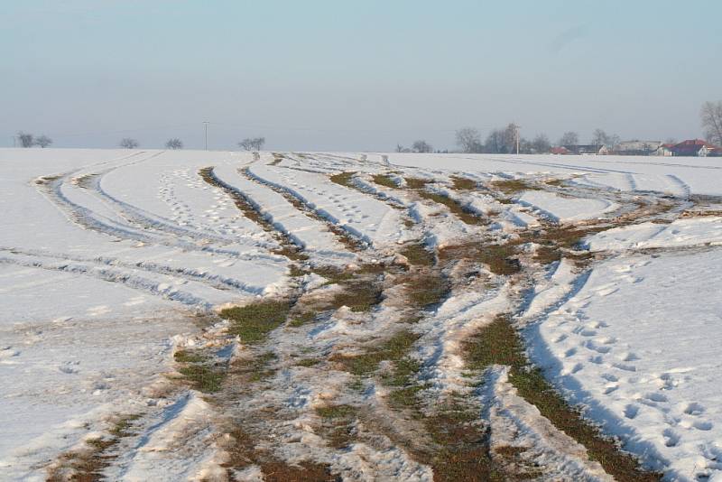 Rozoraná pole od čtyřkolek