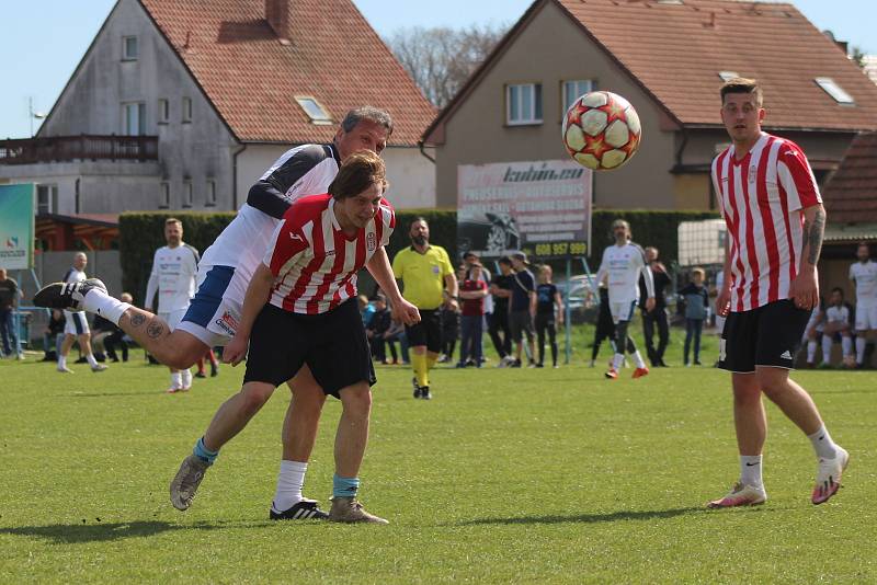 Fotbalisté Lobkovic si v rámci projektu Kopeme za fotbal zahráli proti Realu Top Praha.