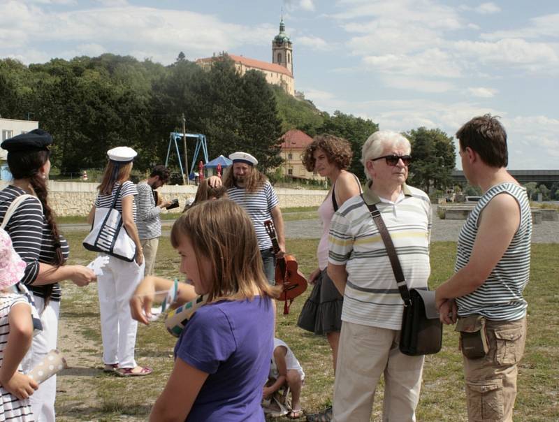 Náplavka před vinařstvím Bettiny Lobkowitz se v pátek zaplnila desítkami lidí převážně v námořnickém oblečení, kteří čekali na připlouvající loď Tajemství.