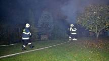 Požár dvou propojených chat ve Veltrusech.