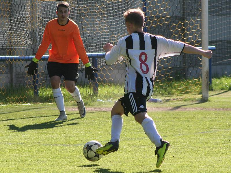 Fotbalisté Labského Kostelce (v černobílých dresech) rozstříleli v předposledním kole okresního přeboru Dolní Beřkovice 6:0.