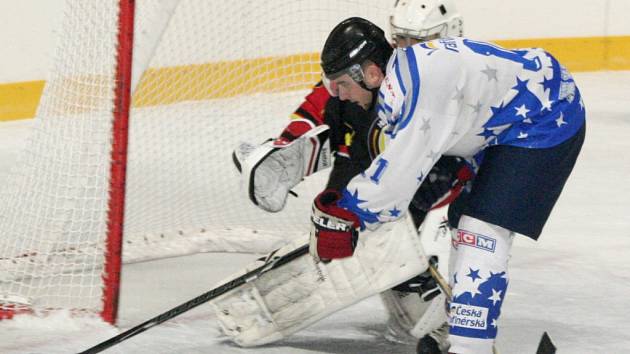 HK Kralupy (ve světlém) - HC Junior Mělník (3:4 SN); 7. kolo krajské ligy; 25. října 2014