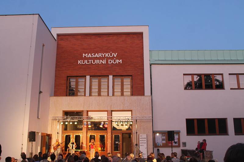 Koncert sesterského tria The Priester Sisters nabídl posluchačům kromě swingu také balkánské či slovenské lidové písně.