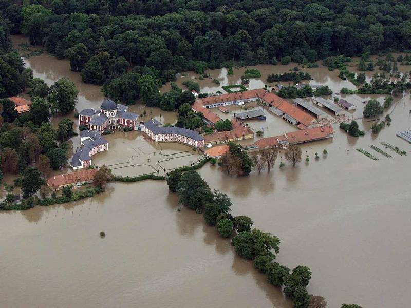 Povodeň v roce 2002 na Mělnicku – letecký snímek: Veltrusy zámek.