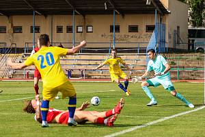Fotbalisté FK Neratovice-Byškovice (ve žlutém) porazili ve 22. kole SK Štětí 2:0, v divizi B vyhráli počtvrté v řadě.