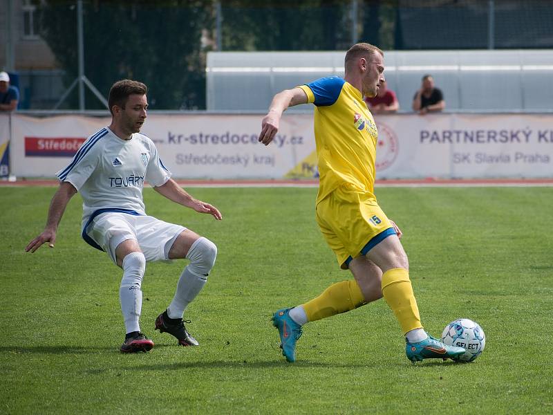 Fotbalisté Neratovic (ve žlutém) porazili v domácím utkání 24. kola divize B Slaný 2:0.