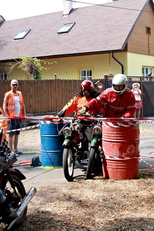 Tradiční závod motocyklů československé výroby s názvem Mlékojedská padesátka již klepe na dveře. První srpnovou sobotu se pojede sedmý ročník, při kterém poměří své síly stroje vyrobené do roku 1985 o obsahu 50 ccm.