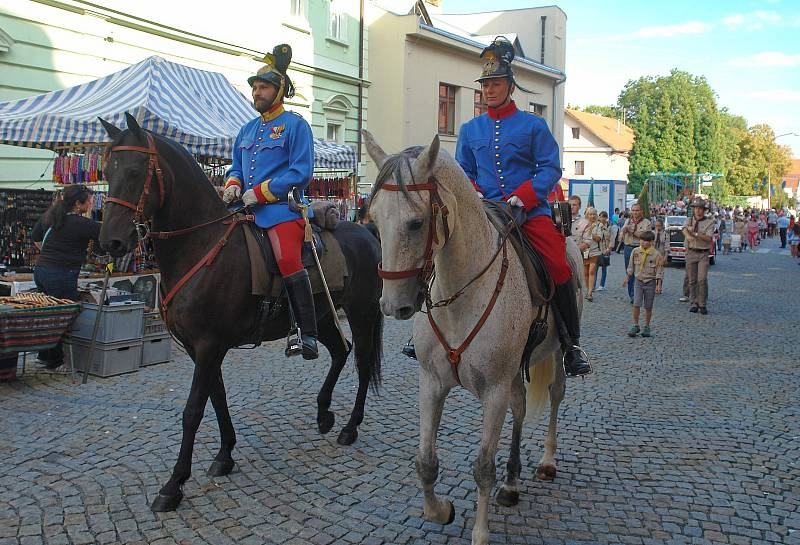 Mělnické vinobraní již je v plném proudu a v rámci této akce samozřejmě nemůže chybět tradiční historický průvod alegorických vozů, který proběhne dnes od 16 hodin. Svou podobou naváže na minulé ročníky, při kterých diváci ocenili zejména provedení s koňs