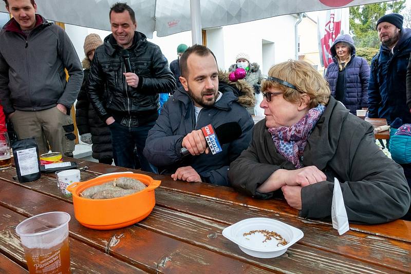 Maxijedlík Jaroslav Němec spořádal za pět minut dvě kila jitrnic.