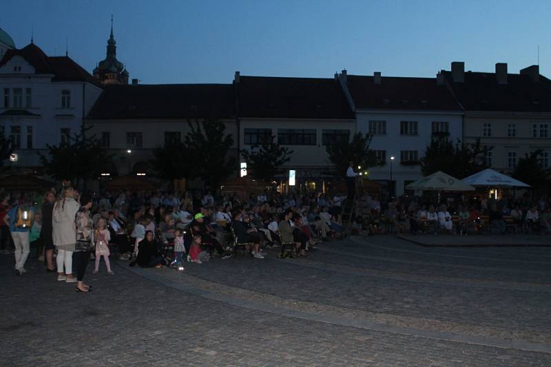 Velmi originální podívanou viděli ve středu 21. srpna návštěvníci mělnického náměstí Míru. Právě tam se totiž v rámci Mělnického kulturního léta odehrálo vystoupení hudebně-divadelního souboru ORCHESTRoj – Zatrestband.