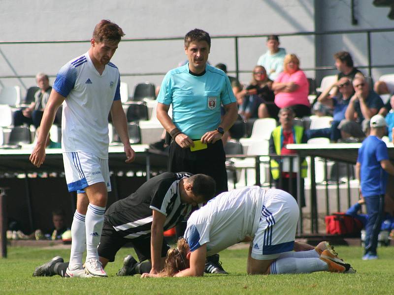 Fotbalisté Brandýsa (v tmavém) v divizní sezoně poprvé ztratili v domácím prostředí, s Kladnem prohráli 2:3.