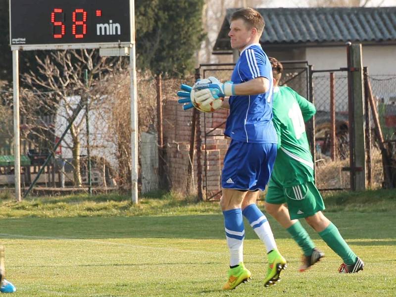 Sokol Ovčáry (ve žlutém) - Tatran Rakovník (6:0); 19. kolo krajského přeboru; 28. března 2015