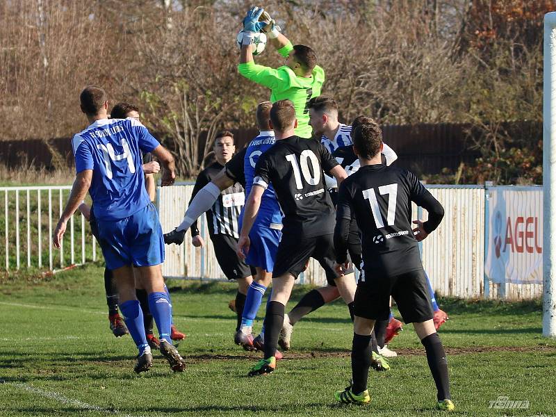 Divize B, 15. kolo: FK Brandýs - Sokol Libiš (v modrém) 1:2.