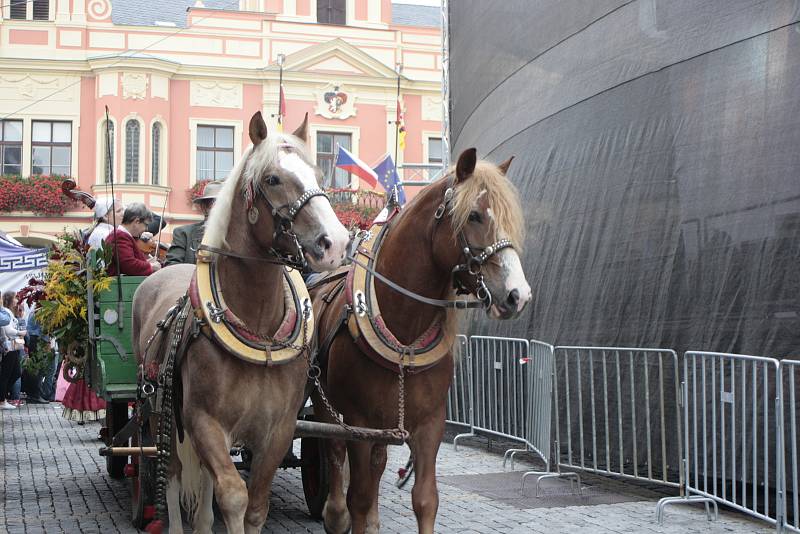 Historický střed Mělníka opět po roce zaplnily pouťové atrakce, stánky s burčákem, rukodělnými výrobky i staročeskými specialitami.