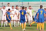 FK Pšovka Mělník (v bílém) - TJ Jedomělice 1:0; 1. kolo I. A třídy; 8. srpna 2015